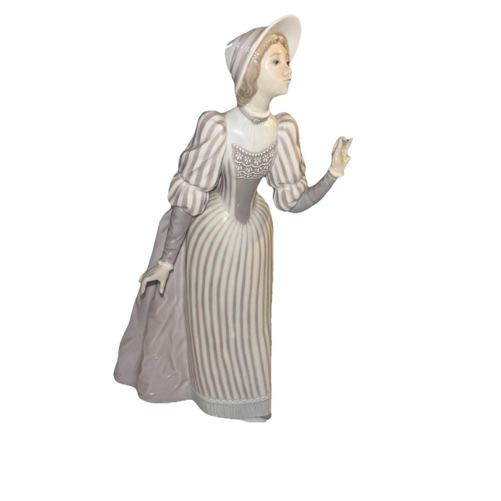Lladro 5898 A Walk with‎ the Dog Porcelain READ Victorian Lady Spain Lavender